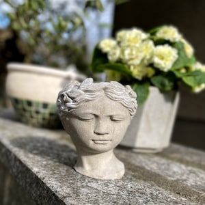 Blumentopf Gesicht - Frauenkopf Übertopf | Pflanztopf Büste Frau, Griechische Göttin | Deko Fensterbank | Geschenke für den Garten |
