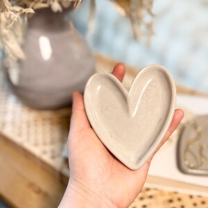 Handgefertigte Herz-Schale aus Designbeton (ca. 10,5 × 9,4 × 1,7 cm) – ideal zum Schmuck aufbewahren oder als stilvolle Schlafzimmer Deko. Die dekorative Betonschale eignet sich auch wunderbar als Geschenkidee für die beste Freundin und für Ringe, Ketten oder kleine Lieblingsstücke.