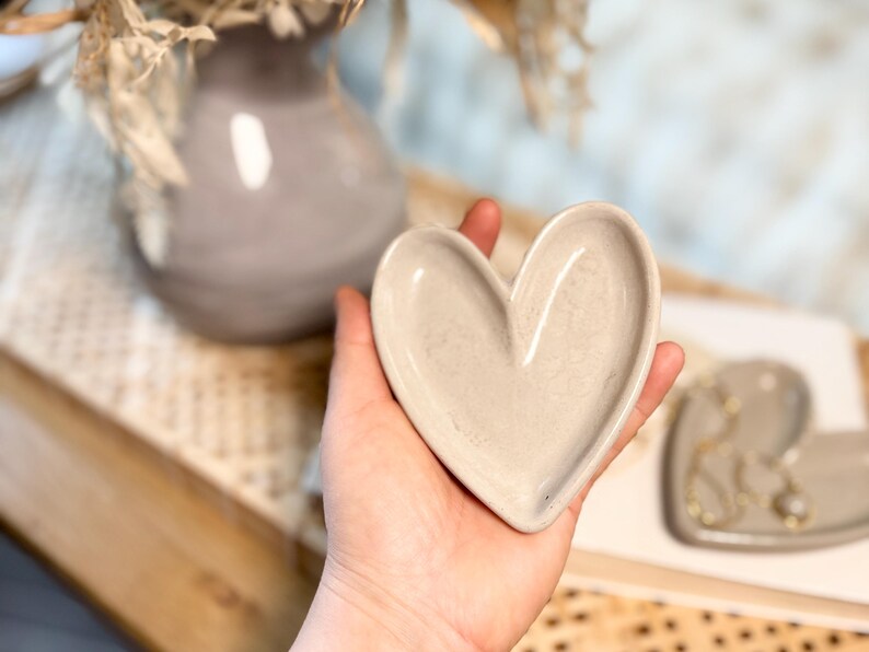 Handgefertigte Herz-Schale aus Designbeton (ca. 10,5 × 9,4 × 1,7 cm) – ideal zum Schmuck aufbewahren oder als stilvolle Schlafzimmer Deko. Die dekorative Betonschale eignet sich auch wunderbar als Geschenkidee für die beste Freundin und für Ringe, Ketten oder kleine Lieblingsstücke.