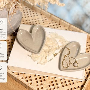 Handgefertigte Herz-Schale aus Designbeton (ca. 10,5 × 9,4 × 1,7 cm) – ideal zum Schmuck aufbewahren oder als stilvolle Schlafzimmer Deko. Die dekorative Betonschale eignet sich auch wunderbar als Geschenkidee für die beste Freundin und für Ringe, Ketten oder kleine Lieblingsstücke.