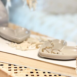 Handgefertigte Herz-Schale aus Designbeton (ca. 10,5 × 9,4 × 1,7 cm) – ideal zum Schmuck aufbewahren oder als stilvolle Schlafzimmer Deko. Die dekorative Betonschale eignet sich auch wunderbar als Geschenkidee für die beste Freundin und für Ringe, Ketten oder kleine Lieblingsstücke.