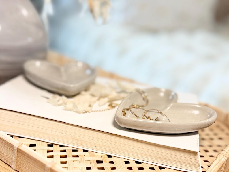 Handgefertigte Herz-Schale aus Designbeton (ca. 10,5 × 9,4 × 1,7 cm) – ideal zum Schmuck aufbewahren oder als stilvolle Schlafzimmer Deko. Die dekorative Betonschale eignet sich auch wunderbar als Geschenkidee für die beste Freundin und für Ringe, Ketten oder kleine Lieblingsstücke.