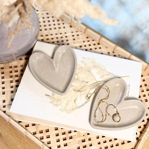 Handgefertigte Herz-Schale aus Designbeton (ca. 10,5 × 9,4 × 1,7 cm) – ideal zum Schmuck aufbewahren oder als stilvolle Schlafzimmer Deko. Die dekorative Betonschale eignet sich auch wunderbar als Geschenkidee für die beste Freundin und für Ringe, Ketten oder kleine Lieblingsstücke.