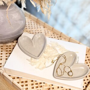 Handgefertigte Herz-Schale aus Designbeton (ca. 10,5 × 9,4 × 1,7 cm) – ideal zum Schmuck aufbewahren oder als stilvolle Schlafzimmer Deko. Die dekorative Betonschale eignet sich auch wunderbar als Geschenkidee für die beste Freundin und für Ringe, Ketten oder kleine Lieblingsstücke.