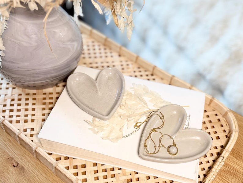 Handgefertigte Herz-Schale aus Designbeton (ca. 10,5 × 9,4 × 1,7 cm) – ideal zum Schmuck aufbewahren oder als stilvolle Schlafzimmer Deko. Die dekorative Betonschale eignet sich auch wunderbar als Geschenkidee für die beste Freundin und für Ringe, Ketten oder kleine Lieblingsstücke.