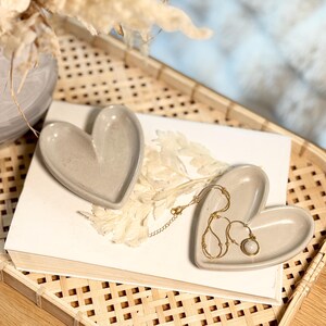 Handgefertigte Herz-Schale aus Designbeton (ca. 10,5 × 9,4 × 1,7 cm) – ideal zum Schmuck aufbewahren oder als stilvolle Schlafzimmer Deko. Die dekorative Betonschale eignet sich auch wunderbar als Geschenkidee für die beste Freundin und für Ringe, Ketten oder kleine Lieblingsstücke.