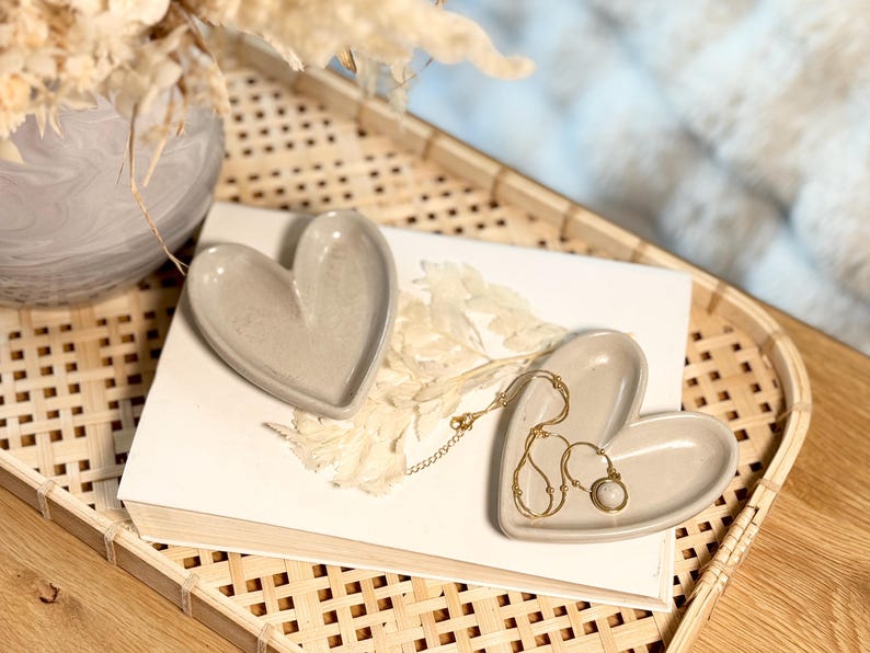 Handgefertigte Herz-Schale aus Designbeton (ca. 10,5 × 9,4 × 1,7 cm) – ideal zum Schmuck aufbewahren oder als stilvolle Schlafzimmer Deko. Die dekorative Betonschale eignet sich auch wunderbar als Geschenkidee für die beste Freundin und für Ringe, Ketten oder kleine Lieblingsstücke.