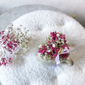 Geschenke für Mama - Gesteck mit Trockenblumen - Trockenblumenstrauß in Tasse Herzform zum Muttertag |  Flowerbox Schleierkraut getrocknet|