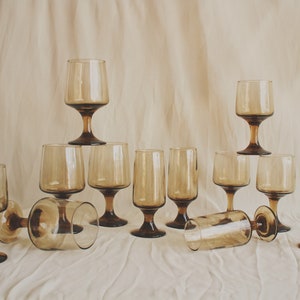czarne kieliszki do wina na nóżce zestaw 5 czarnych kieliszków do picia vintage kieliszki do wina kielichy ślubne nowoczesna kuchnia boho