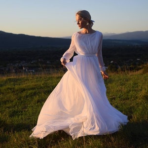 Robe de répétition de mariage transparente. Robe de mariée simple et modeste. Robe de mariée décontractée. image 1