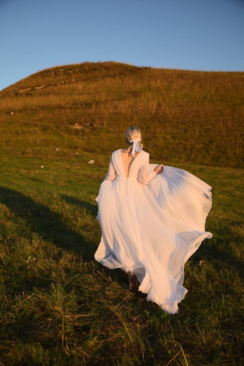 Robe de répétition de mariage transparente. Robe de mariée simple et modeste. Robe de mariée décontractée. image 8