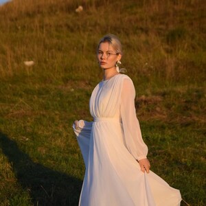 Robe de répétition de mariage transparente. Robe de mariée simple et modeste. Robe de mariée décontractée. image 6