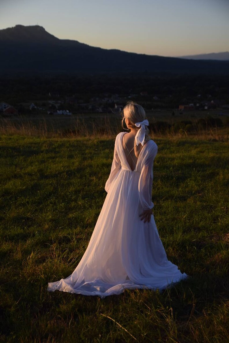 Robe de répétition de mariage transparente. Robe de mariée simple et modeste. Robe de mariée décontractée. image 5