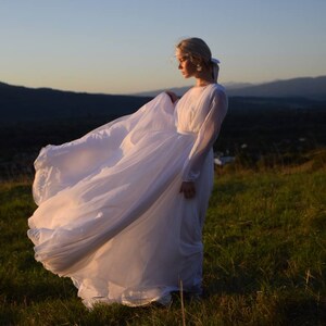 Robe de répétition de mariage transparente. Robe de mariée simple et modeste. Robe de mariée décontractée. image 3