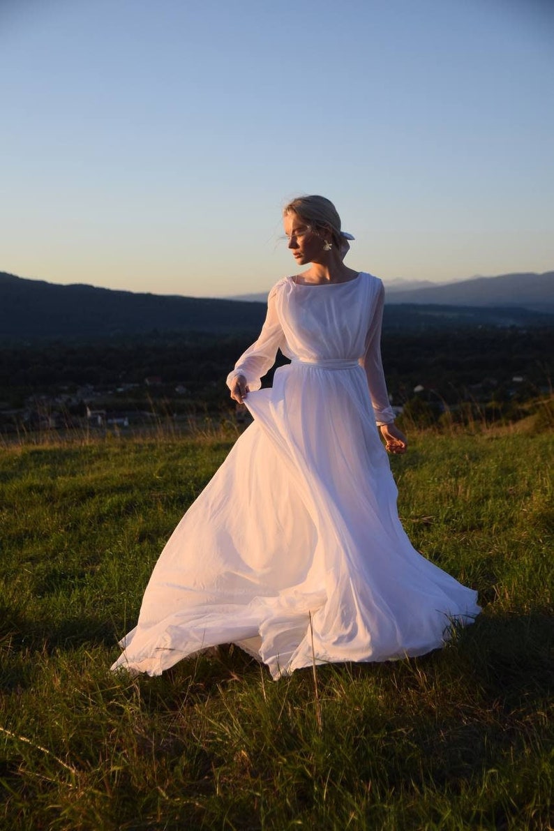 Robe de répétition de mariage transparente. Robe de mariée simple et modeste. Robe de mariée décontractée. image 1