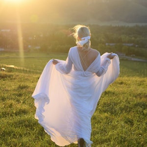 Robe de répétition de mariage transparente. Robe de mariée simple et modeste. Robe de mariée décontractée. image 2