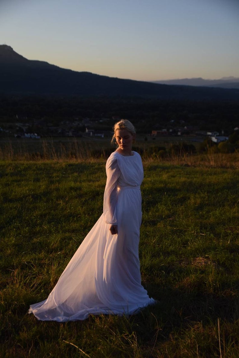 Robe de répétition de mariage transparente. Robe de mariée simple et modeste. Robe de mariée décontractée. image 4