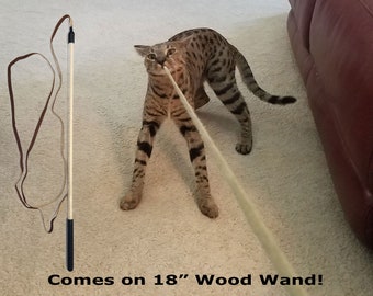 Jouet pour chat baguette en bois de bouleau avec ficelle en cuir de cerf - un jouet très amusant pour chaton - concept de jouet simple, très amusant ! Ne prend pas les pièces jointes !