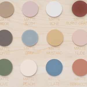 Puede incluir: Una carta de colores con 12 colores de pintura mate diferentes. Los colores son beige, rubor, hueso, naranja quemado, caf&eacute;, gris, mostaza, nude, oliva, melocot&oacute;n, pizarra y terracota.