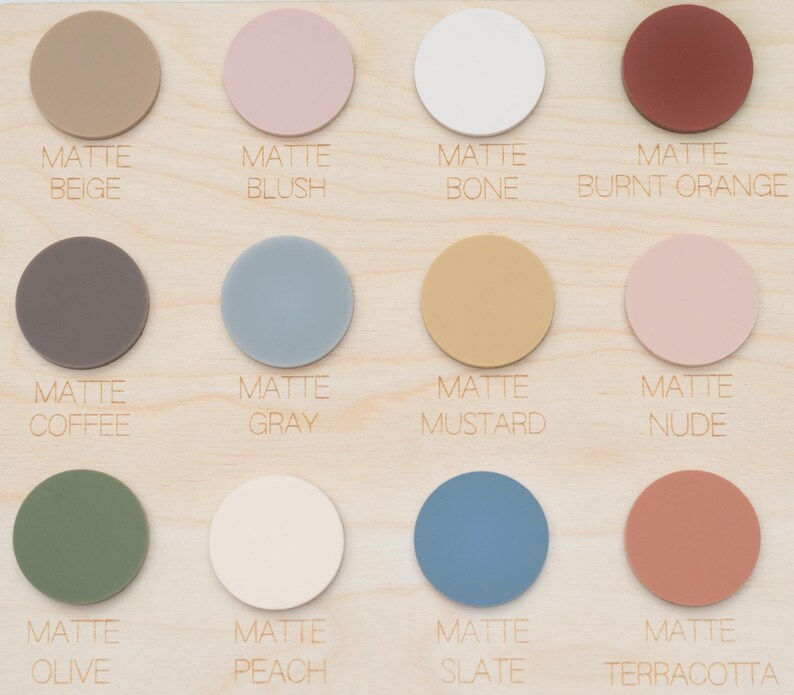Puede incluir: Una carta de colores con 12 colores de pintura mate diferentes. Los colores son beige, rubor, hueso, naranja quemado, caf&eacute;, gris, mostaza, nude, oliva, melocot&oacute;n, pizarra y terracota.