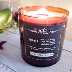 Bougie Dracula. Littérature d&#39;horreur gothique classique coulée à la main, bougie parfumée à la cerise noire, au vin rouge et à la vanille. Cadeau d&#39;horreur et d&#39;amoureux des livres.