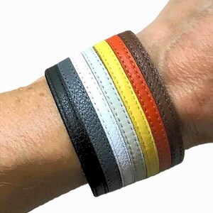 Brazalete de oso gay - Pulsera del orgullo otoñal. Joyería LGBT de cuero. Regalo para él. Nutria. Lobo. LGBTQ. LGBTQIA. Hecho a mano en una tienda propiedad de personas queer.