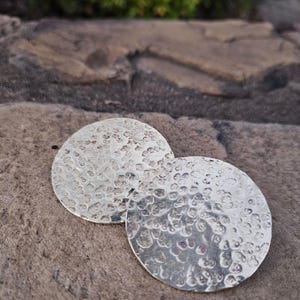 Große gehämmerte Scheibe Messingohrringe