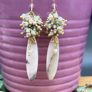 Pink Opal Gold filled Draht gewickelte Edelstein Ohrringe mit Kunzit, Lepidolith, dendritischem Opal, Süßwasserperlen & rosa Opal