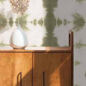 Moderne Boho Tie Dye inspirierte Tapete, salbeigrün und weiß, vorgeklebte einfache Installation und Entfernung, Luxuriöse Wanddeko