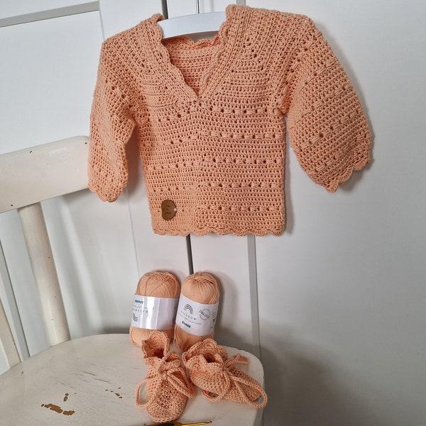 Crochet babysweater with V neck.