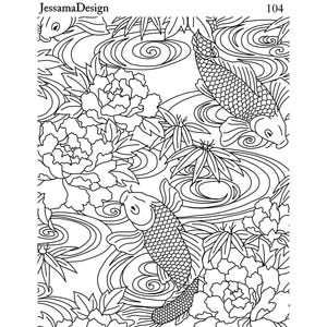 Op de afbeelding: Zwart-wit illustratie met koi-karpers die zwemmen tussen waterlelies en wervelende waterpatronen. De afbeelding heeft een Japanse esthetiek, met de tekst "JessamaDesign" en het nummer "104" in de bovenhoeken.