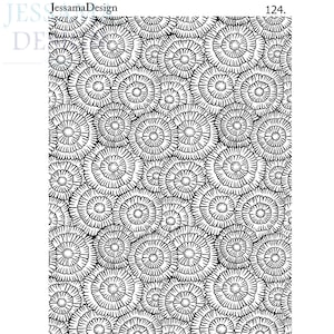 Op de afbeelding: Zwart-wit herhalend patroon van spiraalvormen, die lijken op gestileerde bloemen of schelpen. Het ontwerp is dicht opeengepakt, waardoor een textuureffect ontstaat. De tekst "JessamaDesign" staat linksboven.