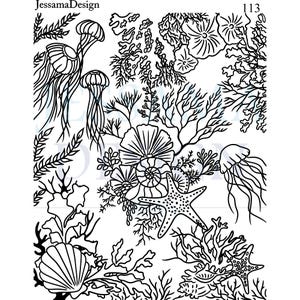 Op de afbeelding: Zwart-wit illustratie met verschillende mariene elementen. Het ontwerp bevat kwallen, schelpen, zeesterren en koraal. De tekst "JessamaDesign" staat linksboven en "113" rechtsboven.