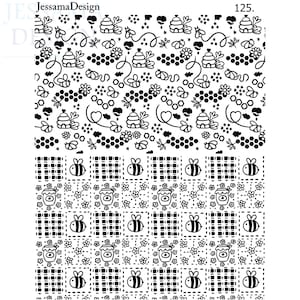 Peut inclure: Un ensemble de trois mugs en céramique avec un glaçage moucheté de couleur crème. Chaque mug présente un motif floral peint à la main en nuances de bleu, vert et jaune. Les mugs ont une forme simple et arrondie avec une anse confortable.