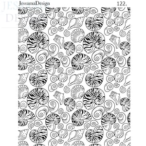 Op de afbeelding: Zwart-wit schelpenpatroon. Het ontwerp toont verschillende soorten schelpen, waaronder nautilusschelpen en spiraalvormige schelpen, met wervelende details. Het patroon herhaalt zich over het hele oppervlak.