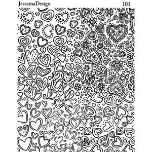 Op de afbeelding: Zwart-witte illustratie van een patroon van harten in verschillende maten en vormen. De harten zijn willekeurig gerangschikt en sommige hebben decoratieve details.