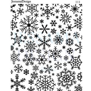 Könnte beinhalten: Ein Schablonenbogen mit einem sich wiederholenden Muster aus verschiedenen schwarzen Schneeflocken-Designs auf weißem Hintergrund. Der Text JessamaDesign und die Zahl 111 sind in den oberen Ecken des rechteckigen Bogens gedruckt, der viele Formen zeigt.