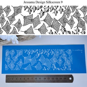 Könnte beinhalten: Eine blaue rechteckige Siebdruckschablone mit einem sich wiederholenden Muster aus weißen Stachelrochen. Der Text JessamaDesign 9 ist auf der rechten Seite aufgedruckt. Ein Metalllineal liegt unter der Schablone und zeigt 15 Zentimeter an.