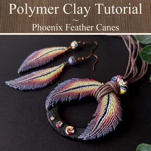 Op de afbeelding: Polymer Clay Tutorial: Phoenix Feather Canes. Een ketting en oorbellen met kleurrijke, gedetailleerde verenontwerpen met een bruin koord en metalen accenten.