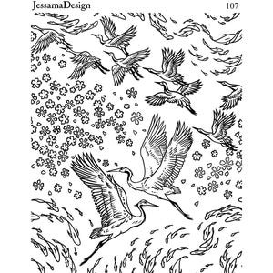 Op de afbeelding: Zwart-wit illustratie van kraanvogels in vlucht, omringd door gestileerde bloemen en waterelementen. De afbeelding bevat de tekst "JessamaDesign" en het nummer "107".