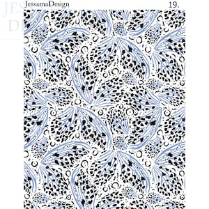 Op de afbeelding: Een witte keramische mok met een zwart handvat en de tekst "But First, Coffee" in een zwarte, vette letter. De mok staat op een wit oppervlak.