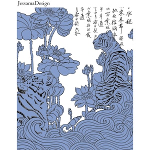 Könnte beinhalten: Ein Grafikdruck mit zwei Tigern in Kornblumenblau auf weißem Hintergrund, umgeben von Lotusblumen und stilisierten Wellen. Der Text JessamaDesign erscheint in der oberen linken Ecke, ergänzt durch vertikale chinesische Schriftzeichen.