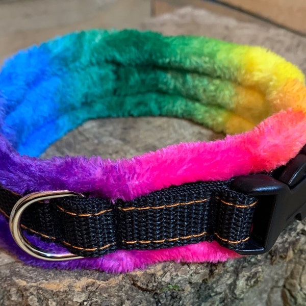 Fleece halsband / Luxe hondenhalsband / 5 maten beschikbaar / 2 breedtes / Verstelbaar / Regenboogfleece en zwarte singelband