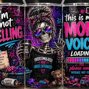Op de afbeelding: Een set van drie roestvrijstalen bekers met een levendig, kleurrijk ontwerp. De bekers tonen een skelet met zonnebril, een kopje koffie vasthoudend, en de zinnen "I'm not Yelling", "Overstimulated and Under Caffeinated", en "This is my Mom Voice Loading".