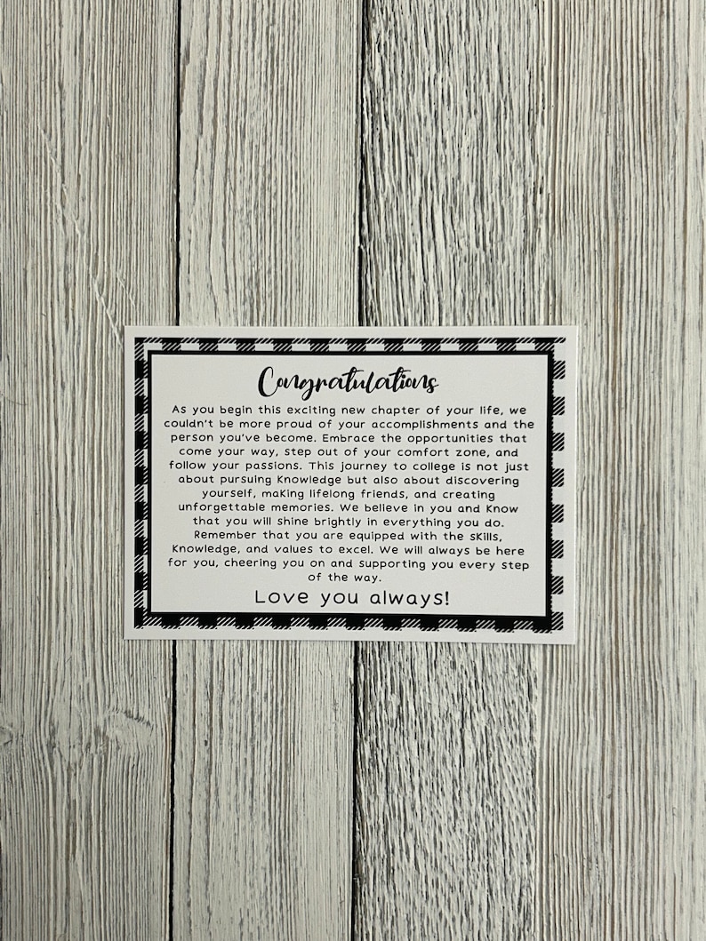 K&ouml;nnte beinhalten: Eine wei&szlig;e Karte mit schwarzem Rand und dem Wort "Congratulations" in einer Schreibschrift. Die Karte enth&auml;lt eine Botschaft der Unterst&uuml;tzung und Ermutigung, mit den Worten "Love you always!" unten.