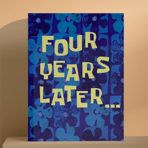 Può includere: Un libro rettangolare con uno sfondo a motivi floreali blu e la scritta "FOUR YEARS LATER..." in giallo. Il libro è esposto su una superficie marrone contro uno sfondo color pesca.