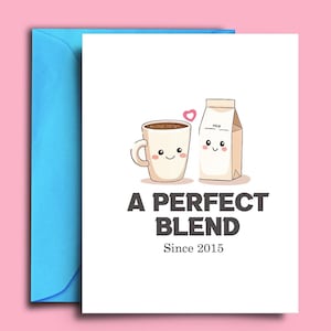 Op de afbeelding: Een witte kaart met een cartoonillustratie van een koffiekopje en een melkpak met hartjes en de tekst "A Perfect Blend Since 2015".