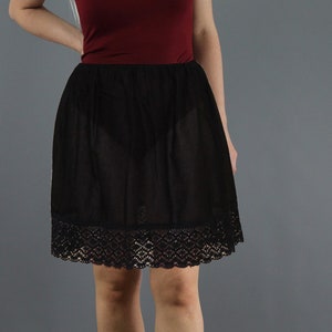 ブラックコットンレーススリップスカートエクステンダー - クロシェヘム付き軽量アンダースカートペチコート
