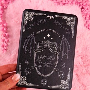 Custodia Kindle Good Girl | Booktok | Romanzo dark | Regalo per lettori | Libri piccanti | Accessori Kindle | Romanzo rosa | Erotico | Regalo per appassionati di libri