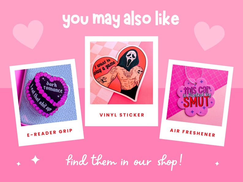 Op de afbeelding: Drie verschillende producten: een roze en zwarte e-reader grip met de tekst "I eat that shit up" en "dark romance", een vinyl sticker met een rood hart en de tekst "I want to play a game", en een roze luchtverfrisser met de tekst "this car is fueled by SMUT".